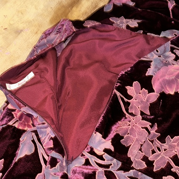 Tahari Layered Floral-Print Velvet Gow - Picture 11 of 13